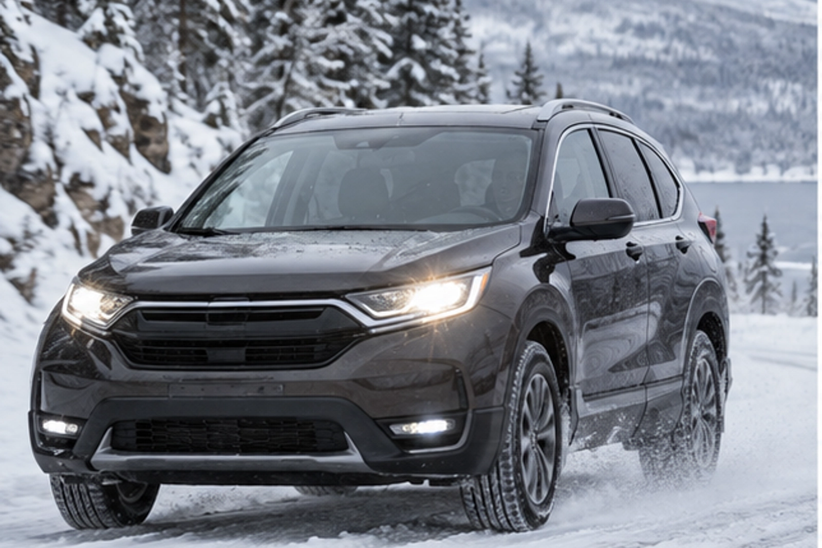 Honda CR-V на зимней дороге перед дальней поездкой